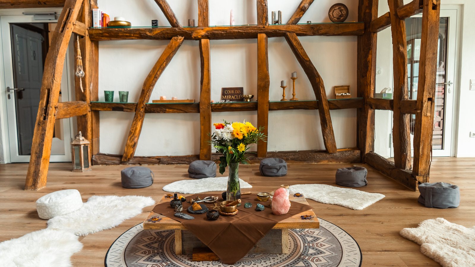 Zeremonieraum mit Altar und Sitzkissen